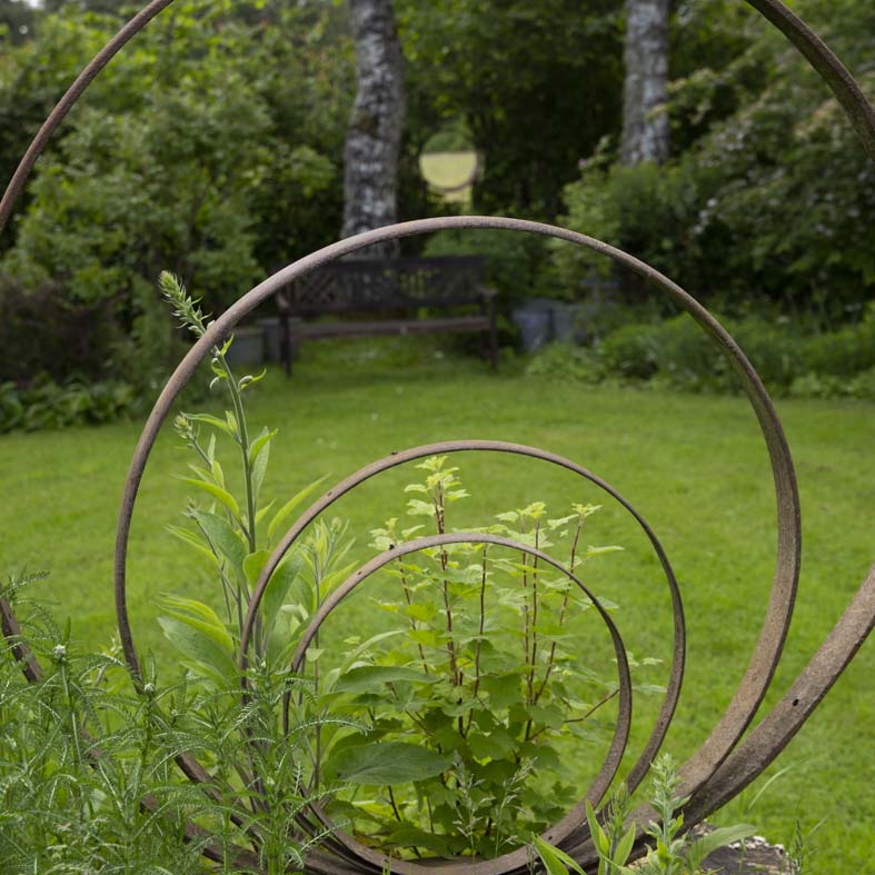 Détail sculpture en fer , anneaux de métal. Jardin d'Arsac - Jardin Remarquable en Haute Corrèze